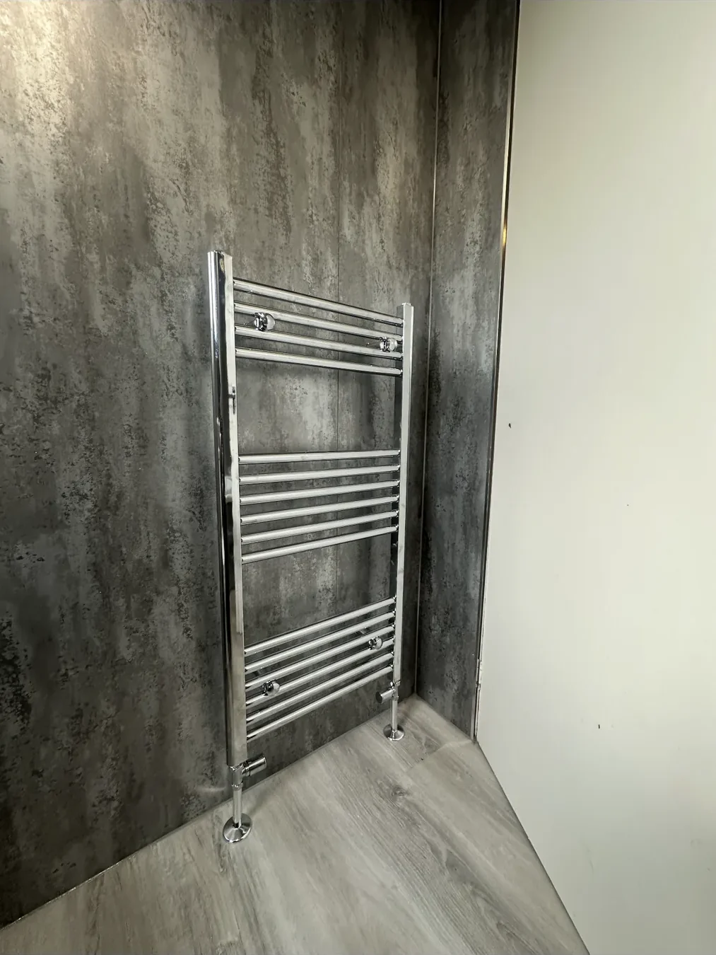 Designer column radiator installation